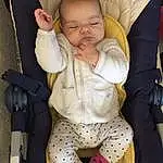 Enfant, Baby, Bambin, Peau, Joue, Head, Rose, Bras, Baby In Car Seat, Jambe, Finger, Car Seat, Assis, Baby Products, Baby Carriage, Personne