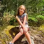 Hair, Footwear, Shoe, Plante, Sourire, Jambe, People In Nature, Flash Photography, Bois, Happy, Sunlight, Arbre, Sneakers, Faon, Herbe, Thigh, Woody Plant, Knee, ForÃªt, Leisure, Personne