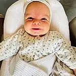 Nez, Joue, Peau, Sourire, Vêtements d’extérieur, Yeux, Comfort, Baby & Toddler Clothing, Sleeve, Baby, Collar, Bambin, Baby Safety, Happy, Linens, Enfant, Baby Products, Assis, Portrait Photography, Room, Personne