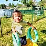 Plante, Sourire, Ciel, Arbre, Baby & Toddler Clothing, Herbe, Recreation, Leisure, T-shirt, Bambin, Happy, People In Nature, Fun, Outdoor Play Equipment, Fence, Chute, City, Aire de jeux, Assis, Play, Personne, Joy