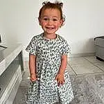 Joint, Shoulder, Sourire, Dress, Elbow, Comfort, Fun, Thigh, Happy, Human Leg, Bambin, Knee, Pattern, Ceiling, Room, Fashion Design, Baby, Vacation, Eyewear, Personne, Joy