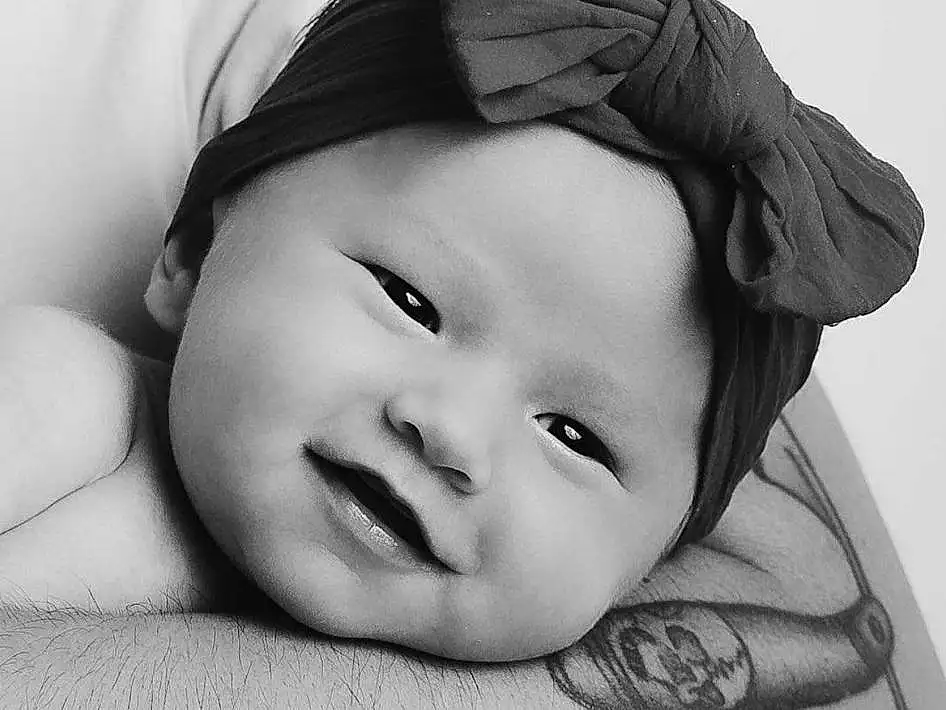 Visage, Joue, Lip, Chin, Sourire, Eyebrow, Yeux, Comfort, Happy, Baby, Headgear, Cap, Flash Photography, Bambin, Noir & Blanc, Monochrome, Enfant, Baby & Toddler Clothing, Herbe, Stock Photography, Personne