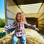Sourire, People In Nature, Flash Photography, Happy, Tartan, Herbe, Fun, Plaid, Rural Area, Tints And Shades, Grassland, Denim, Long Hair, Electric Blue, Blond, Recreation, Leisure, Human Leg, Field, Personne, Joy