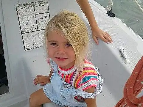 Blanc, Boat, Sourire, Watercraft, Naval Architecture, Boats And Boating--equipment And Supplies, Leisure, Bambin, Fun, Happy, Thigh, Enfant, Human Leg, Recreation, Baby & Toddler Clothing, Ship, T-shirt, Water Transportation, Sailboat, Personne, Joy