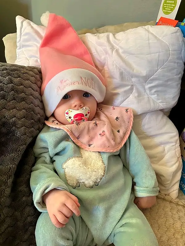 Joue, Comfort, Sleeve, Textile, Baby & Toddler Clothing, Baby, Gesture, Headgear, Baby Sleeping, Bambin, Enfant, Linens, Happy, Assis, Costume Hat, Fictional Character, Room, Baby Products, Poil, Ornament, Personne, Headwear