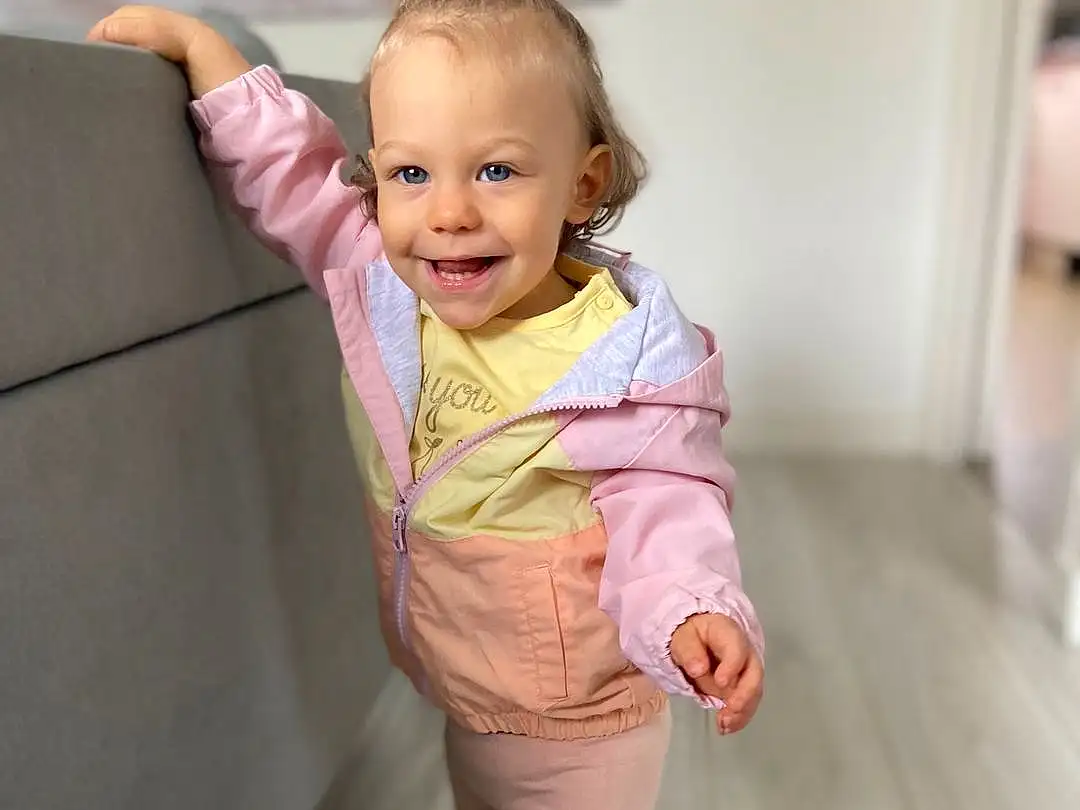 Joue, Peau, Sourire, Yeux, Sleeve, Baby & Toddler Clothing, Happy, Rose, Bambin, Bois, Baby, Hardwood, Enfant, Human Leg, Thumb, Fun, Foot, Assis, Personne, Joy