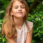 Hair, Visage, Peau, Lip, Shoulder, Yeux, Plante, Sourire, People In Nature, Flash Photography, Botany, Dress, Happy, Herbe, Bois, Day Dress, Long Hair, Beauty, Blond, Brown Hair, Personne, Joy