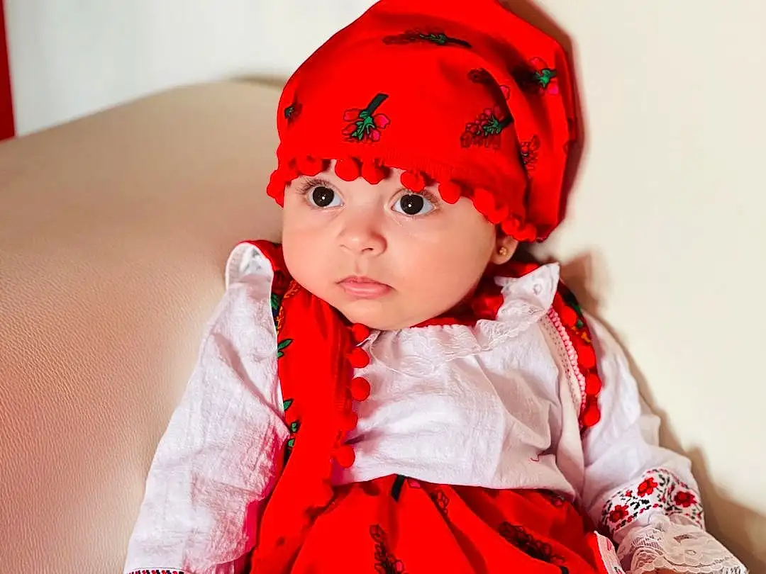 Visage, Head, Baby & Toddler Clothing, Sleeve, Rose, Red, Chapi Chapo, Bambin, Thigh, Day Dress, Enfant, Embellishment, Costume Hat, Pattern, Happy, Fashion Accessory, Fictional Character, Human Leg, Carmine, Fashion Design, Personne, Headwear