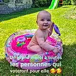 Facial Expression, Plante, Green, Sourire, People In Nature, Happy, Rose, Herbe, Bambin, Baby, Leisure, Fun, Summer, Recreation, Pelouse, Eau, Baby & Toddler Clothing, Play, Magenta, Enfant, Personne, Joy