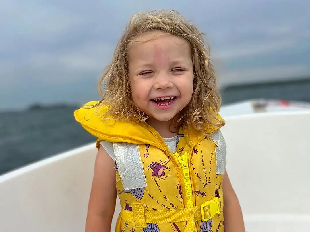 Hair, Peau, Ciel, Sourire, Eau, Sleeve, Happy, Cloud, Boat, Summer, Bambin, Recreation, Leisure, Boats And Boating--equipment And Supplies, Fun, Voyages, Blond, Assis, Enfant, Lifejacket, Personne, Joy