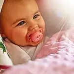 Nez, Visage, Joue, Peau, Lip, Chin, Eyebrow, Yeux, Mouth, Comfort, Iris, Gesture, Happy, Rose, Baby & Toddler Clothing, Baby, Finger, Bambin, Linens, Close-up, Personne