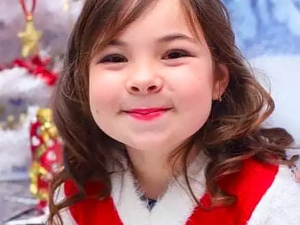 Clothing, Visage, Head, Sourire, VÃªtements dâ€™extÃ©rieur, Facial Expression, Blanc, Plante, Sleeve, Happy, People In Nature, Red, Bambin, Fun, Holiday, Event, Glove, Enfant, Hiver, Personne, Joy