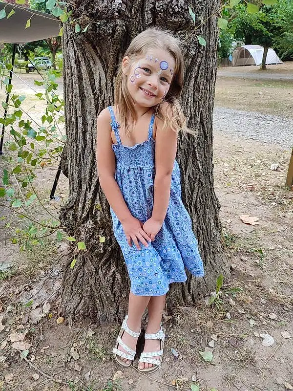 Visage, Sourire, Head, Plante, Facial Expression, People In Nature, Jambe, Nature, Arbre, Happy, Waist, Bois, Trunk, Herbe, Woody Plant, Summer, ForÃªt, Day Dress, Electric Blue, Personne, Joy