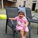 Meubles, Jambe, Plante, Outdoor Furniture, Chair, Bambin, Baby & Toddler Clothing, Sourire, Herbe, Leisure, Comfort, Enfant, Chapi Chapo, Recreation, Magenta, Fun, Lap, Assis, Bench, T-shirt, Personne, Joy, Headwear