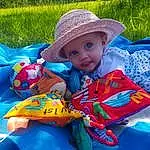 Plante, Chapi Chapo, Textile, People In Nature, Happy, Leisure, Bambin, Fun, Herbe, Summer, Sun Hat, Recreation, Enfant, Beauty, Baby & Toddler Clothing, Cap, Grassland, Assis, Play, Voyages, Personne, Headwear