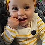 Visage, Joue, Peau, Head, Blanc, Sourire, Yellow, Gesture, Happy, Bambin, Enfant, Leisure, Baby, Fun, Assis, Baby & Toddler Clothing, Thumb, Baby Products, Vacation, Recreation, Personne