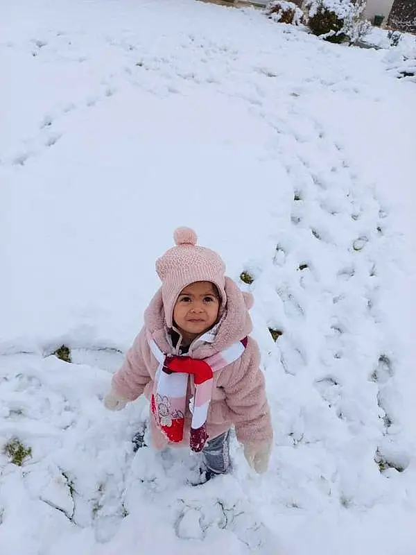 Neige, Freezing, Plante, People In Nature, Parka, Jacket, Bambin, Baby, Playing With Kids, Ice Cap, Baby & Toddler Clothing, Fun, Geological Phenomenon, Hiver, Happy, Event, Slope, Playing In The Snow, Recreation, Personne, Headwear
