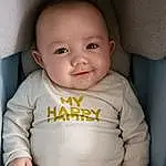 Nez, Joue, Sourire, Peau, Lip, Chin, Eyebrow, Bras, Yeux, Mouth, Baby & Toddler Clothing, Neck, Sleeve, Iris, Stomach, Baby, Comfort, Finger, Happy, T-shirt, Personne