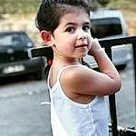 Shoulder, Beauty, Coiffure, Chin, Enfant, Bras, Summer, Photography, Sleeveless Shirt, Neck, Child Model, Vehicle, Plante, Car, Top, Vacation, T-shirt, Gesture, Family Car, Personne