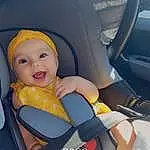 Sourire, Comfort, Wheel, Thigh, Bambin, Baby & Toddler Clothing, Car Seat, Leisure, Auto Part, Fun, Happy, Vehicle Door, Automotive Design, Baby, Recreation, Car, Human Leg, Personal Protective Equipment, Enfant, Assis, Personne, Headwear