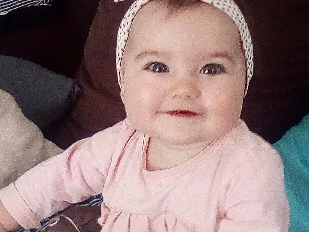 Enfant, Visage, People, Peau, Bambin, Head, Baby, Rose, Joue, Sourire, Yeux, Headgear, Oreille, Easter, Hair Accessory, Hand, Iris, Assis, Baby & Toddler Clothing, Personne