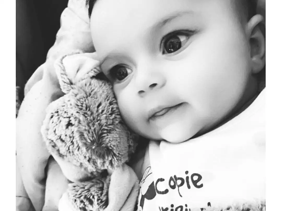 Peau, Lip, Hand, Bras, Photograph, Blanc, Black, Human Body, Eyelash, Sleeve, Happy, Gesture, Black-and-white, Iris, Style, Baby & Toddler Clothing, Flash Photography, Baby, Jouets, Personne