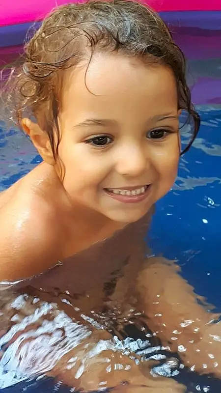 Hair, Visage, Facial Expression, Sourire, Peau, Eyebrow, Beauty, Fun, Coiffure, Happy, Summer, Bathing, Enfant, Swimming Pool, Child Model, Recreation, Leisure, Brown Hair, Personne, Joy