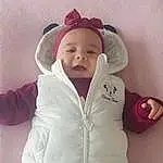 Joue, Lip, Baby & Toddler Clothing, Textile, Sleeve, Baby, Rose, Comfort, Jacket, Cap, Bambin, Magenta, Happy, Hood, Poil, Enfant, Fashion Accessory, Beanie, Knee, Baby Products, Personne