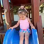Sourire, Happy, Thigh, Leisure, Bambin, Public Space, Summer, Fun, Baby & Toddler Clothing, Recreation, Enfant, Electric Blue, Waist, Barefoot, Human Leg, Human Settlement, Trunk, Playground Slide, Outdoor Play Equipment, Knee, Personne