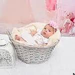 Comfort, Textile, Infant Bed, Baby, Rose, Baby & Toddler Clothing, Bambin, Basket, Baby Sleeping, Baby Products, Enfant, Linens, Event, Fashion Accessory, Wicker, Baby Safety, Room, Storage Basket, Peach, Assis, Personne