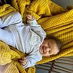 Joue, Photograph, Comfort, Green, Textile, Yellow, Gesture, Baby Sleeping, Bois, Baby, Sourire, Bambin, Linens, People In Nature, Thumb, Wool, Happy, Bedding, Personne, Joy