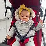 Joue, Yeux, Baby Carriage, Comfort, Baby, Bambin, Red, Baby & Toddler Clothing, Happy, Lap, Fun, Baby Products, Enfant, Assis, Car Seat, Recreation, Baby Safety, Carmine, Chapi Chapo, Leisure, Personne