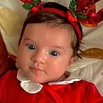 Visage, Yeux, Facial Expression, Blanc, Christmas Ornament, Human Body, Sleeve, Costume Hat, Happy, Red, Rose, Headgear, Enfant, Bambin, Baby & Toddler Clothing, NoÃ«l, Eyelash, Beauty, Chapi Chapo, Personne