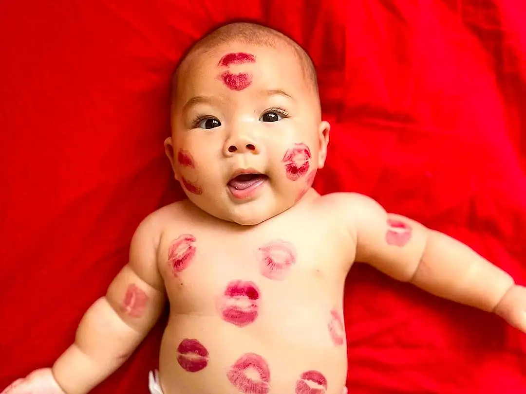 Joue, Peau, Head, Lip, Yeux, Stomach, Mouth, Human Body, Happy, Baby, Baby & Toddler Clothing, Sourire, Finger, Rose, Red, Thigh, Bambin, Chest, Thumb, Trunk, Personne