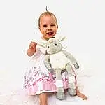 Head, Sourire, Sleeve, Baby & Toddler Clothing, Happy, Dress, Gesture, Jouets, Rose, Baby, Bambin, People In Nature, Fun, Assis, Enfant, Doll, Teddy Bear, Barefoot, Poil, Foot, Personne, Joy