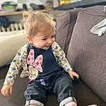 Joint, Peau, Head, Shoe, Jambe, Comfort, Sleeve, Baby & Toddler Clothing, Sock, Knee, Thigh, Bambin, Lap, Baby, Couch, Enfant, Foot, Human Leg, Assis, Personne