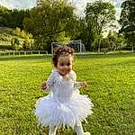 Sourire, Plante, Ciel, Cloud, Green, Leaf, Nature, Arbre, Botany, People In Nature, Happy, Dress, Herbe, Yellow, Sunlight, Baby & Toddler Clothing, Bambin, Grassland, Summer, Fun, Personne, Joy