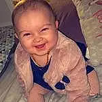 Forehead, Hair, Nez, Joue, Sourire, Peau, Head, Bras, Eyebrow, Human Body, Jaw, Neck, Sleeve, Comfort, Happy, Finger, Chest, Baby & Toddler Clothing, Trunk, Thumb, Personne, Joy