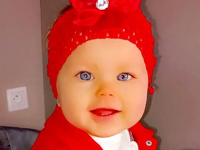 Clothing, Visage, Peau, Sourire, Facial Expression, Cap, Baby & Toddler Clothing, Sleeve, Debout, Happy, Chapi Chapo, Rose, Baby, Bambin, Red, Fun, Costume Hat, Enfant, Beauty