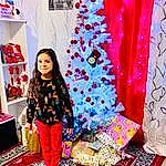 Christmas Tree, Sourire, Purple, Textile, Interior Design, Rose, Red, Decoration, Christmas Ornament, Happy, Magenta, Pattern, Ornament, Event, Christmas Decoration, Holiday, Holiday Ornament, Fun, Noël, Personne, Joy
