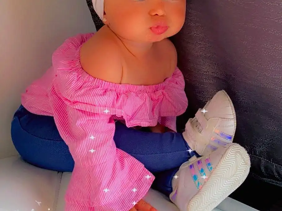 Joue, Sleeve, Rose, Doll, Finger, Headgear, Baby & Toddler Clothing, Jouets, Magenta, Peach, Wrist, Thumb, Enfant, Cap, Plastic, Assis, Nail, Figurine, Fashion Accessory, Baby Toys