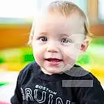 Visage, Joue, Head, Sourire, Sleeve, Baby & Toddler Clothing, Happy, T-shirt, Bambin, Enfant, Baby, Fun, Flash Photography, Logo, Assis, Pattern, Portrait Photography, Top, Font, Laugh, Personne, Joy