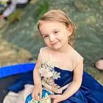 Sourire, Coiffure, Photograph, Facial Expression, People In Nature, Flower Girl Basket, Flash Photography, Happy, Dress, Fun, Day Dress, Summer, Herbe, Formal Wear, Bambin, Electric Blue, Leisure, Basket, Blond, Event, Personne, Joy