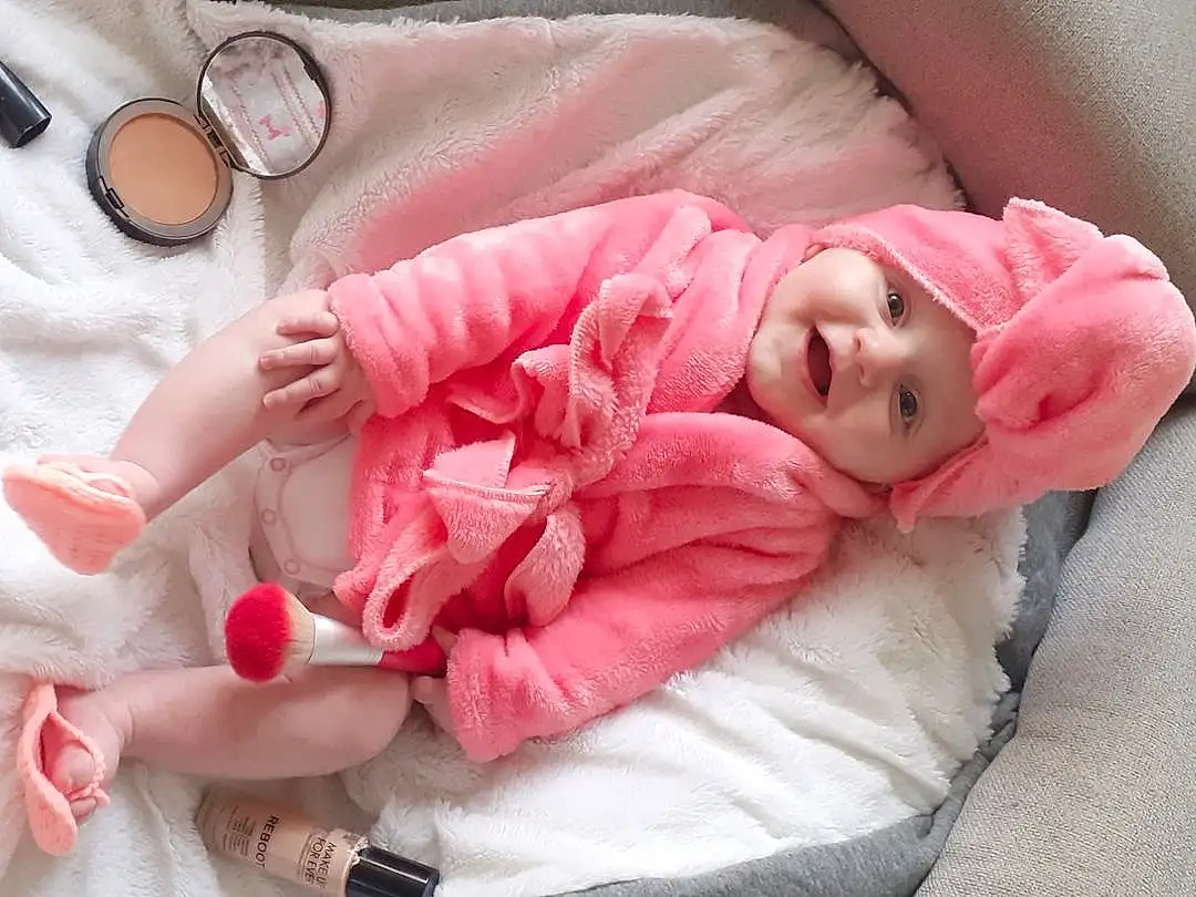Peau, Blanc, Comfort, Textile, Sleeve, Baby & Toddler Clothing, Rose, Baby, Bambin, Magenta, Linens, Baby Sleeping, Fashion Accessory, Button, Eyewear, Peach, Enfant, Sourire, Baby Products, Personne, Headwear