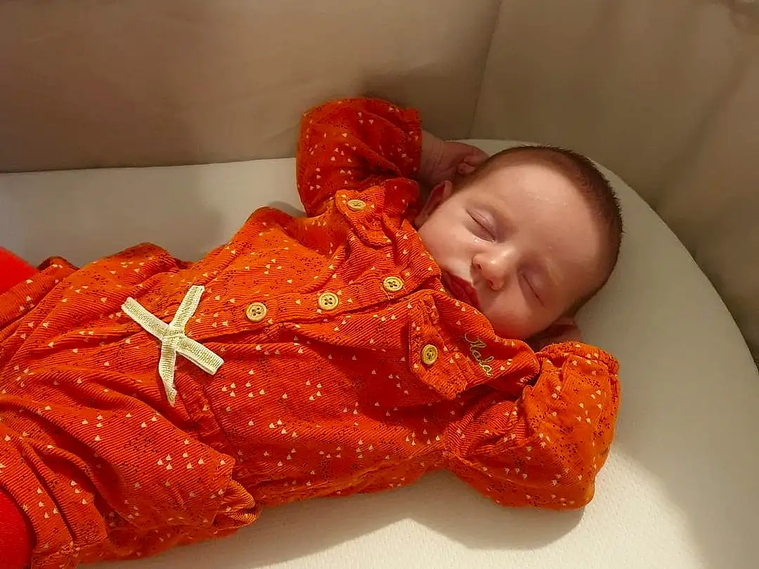 Head, Comfort, Textile, Orange, Baby, Bambin, Baby & Toddler Clothing, Enfant, Baby Sleeping, Linens, Sleeve, Room, Carmine, Couch, Bedtime, Pattern, Peach, Sieste, Assis, Sleep, Personne