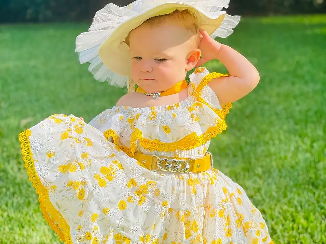 Visage, Head, Yeux, People In Nature, Dress, Flash Photography, Baby & Toddler Clothing, Happy, Plante, Headgear, Herbe, Grassland, Fun, Meadow, Day Dress, Bambin, Pelouse, Chapi Chapo, Sun Hat, Personne