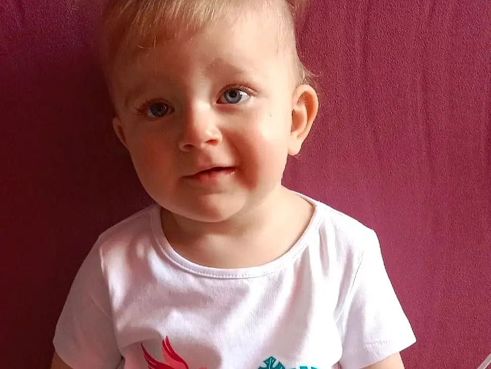 Visage, Hair, Joue, Peau, Lip, Chin, Coiffure, Bras, Shoulder, Neck, Baby & Toddler Clothing, Sleeve, Debout, Happy, Rose, Bambin, T-shirt, Baby, Enfant, Flash Photography, Personne