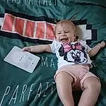 Visage, Sourire, Comfort, Shorts, T-shirt, Happy, Baby & Toddler Clothing, Finger, Couch, Bambin, Thigh, Baby, Flash Photography, Lap, Knee, Enfant, Human Leg, Trunk, Assis, Personne