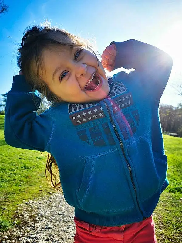 Ciel, Sourire, Plante, Azure, People In Nature, Flash Photography, Happy, Sleeve, Debout, Gesture, Herbe, Baby & Toddler Clothing, Iris, Arbre, Bambin, Cool, Fun, Leisure, Enfant, T-shirt, Personne