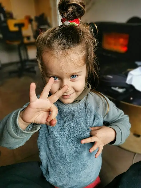 Joue, Peau, Head, Hand, Coiffure, Bras, Yeux, Sleeve, Happy, Gesture, Chair, Iris, Flash Photography, Finger, Sourire, Bambin, Fun, Baby & Toddler Clothing, Thumb, Personne, Joy